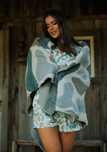 Load image into Gallery viewer, Camo Throw Blanket